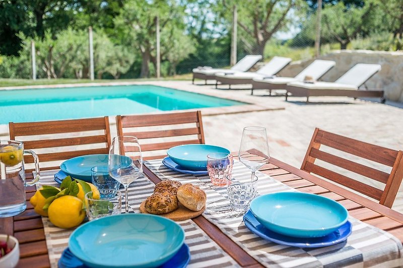 Villa Malu - Tisch mit Stühlen für Mahlzeiten im Freien