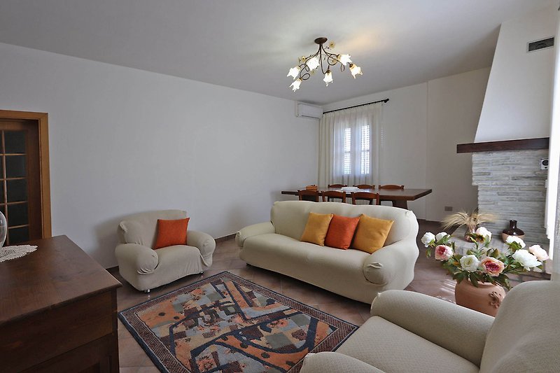 Casale Lucy - Large living room with sitting area with fireplace and dining area