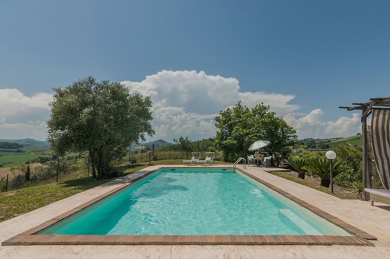 Casa Infinito - Pool surrounded by countryside