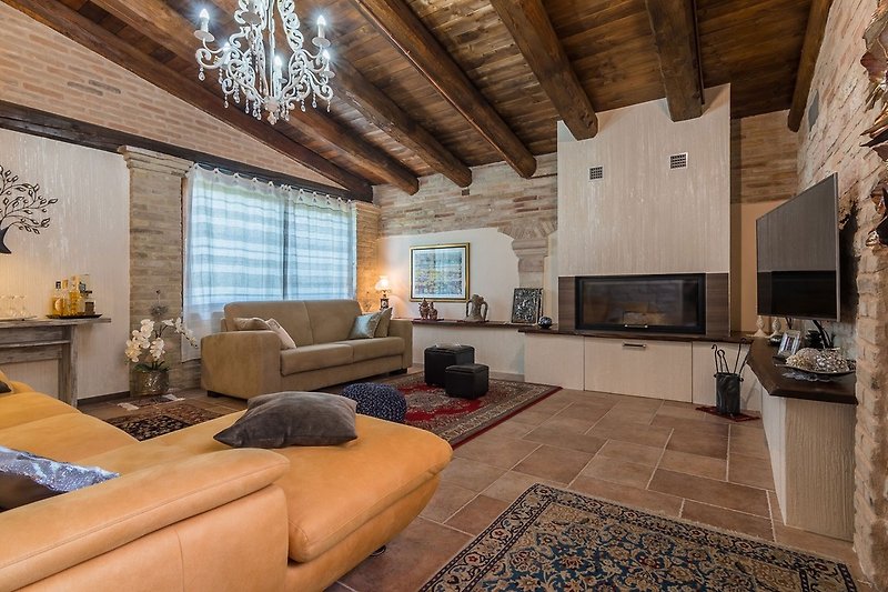 Villa Doriana - Wohnzimmer mit Couchen und TV-Bereich