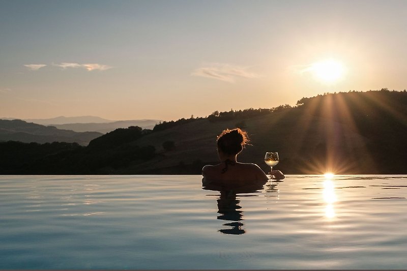 Villa del Duca - unvergessliche Sonnenuntergänge im Pool mit Panorama-Blick