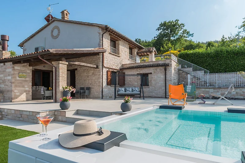 Villa Azzurra - Pool mit Terrasse und Sonnenliegen