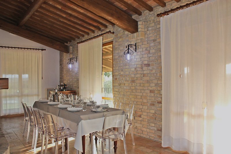 Villa Monica - Wide dining area with fireplace