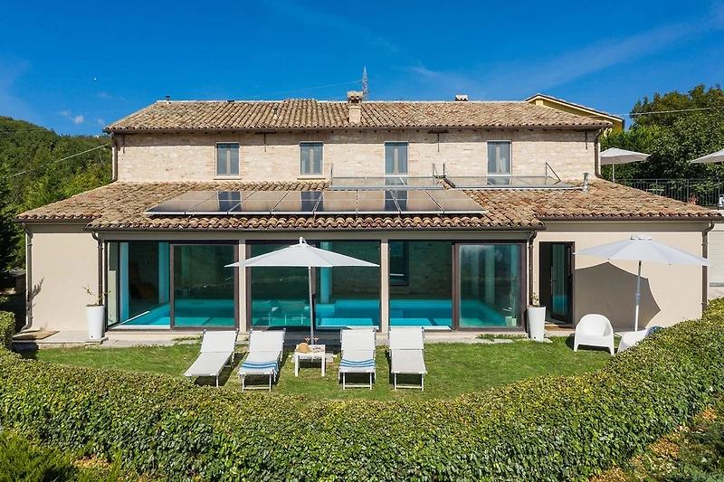 Villa Sabrina – Villa mit Innenpool und möblierten Außenbereichen