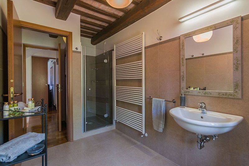 Villa Greta - bathroom with shower