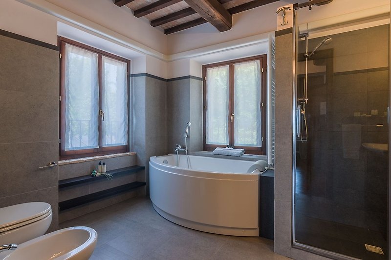Villa Greta - bathroom with shower and tub