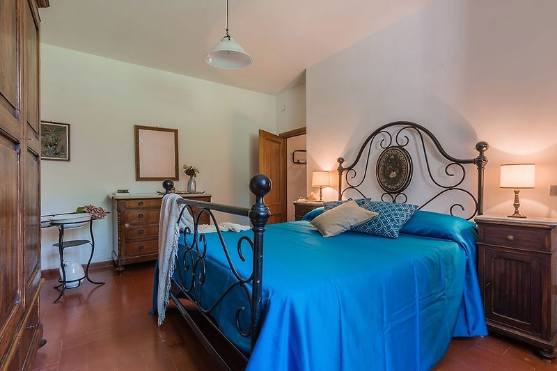 Casale San Francesco - comfortable double room furnished according to the typical style of the Umbria region