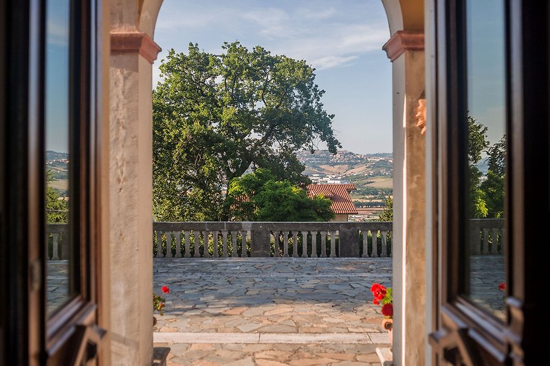 Villa Liberty – Eingang der Villa mit Panoramablick