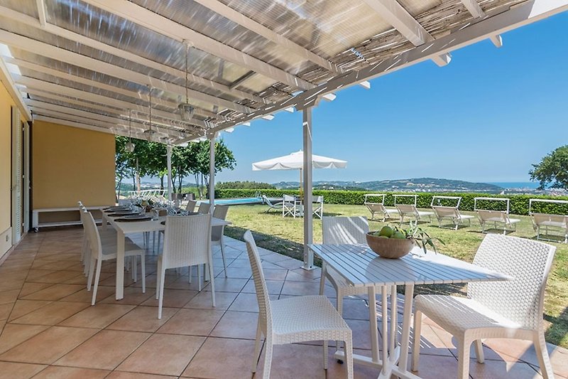 Villa Selene - Veranda mit outdoortischen und Stühlen