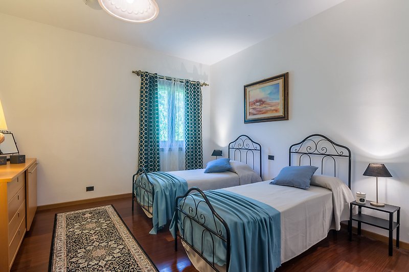 Villa Lucia - Bedroom with two single beds