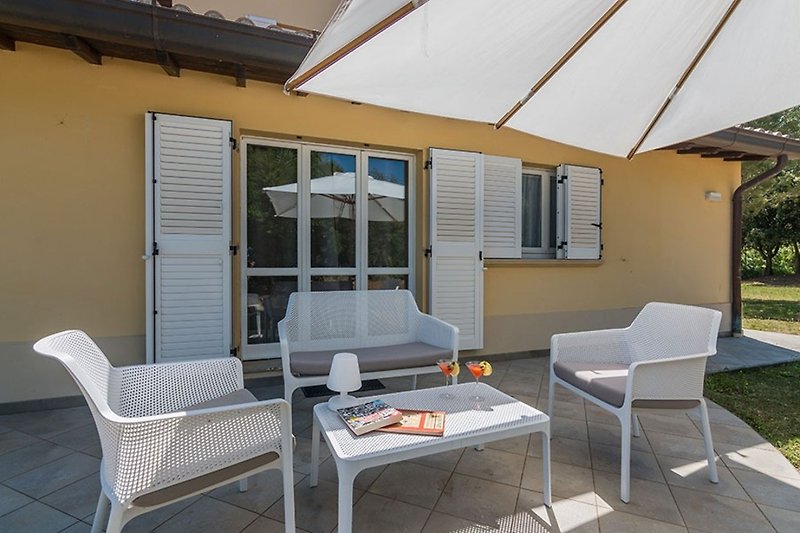 Villa Selene - Veranda mit Outdoor-Tisch und Stühlen