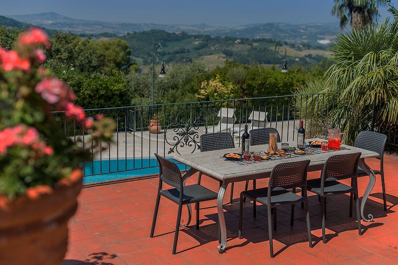 Villa Nina – Panoramabereich mit Tisch und Stühlen