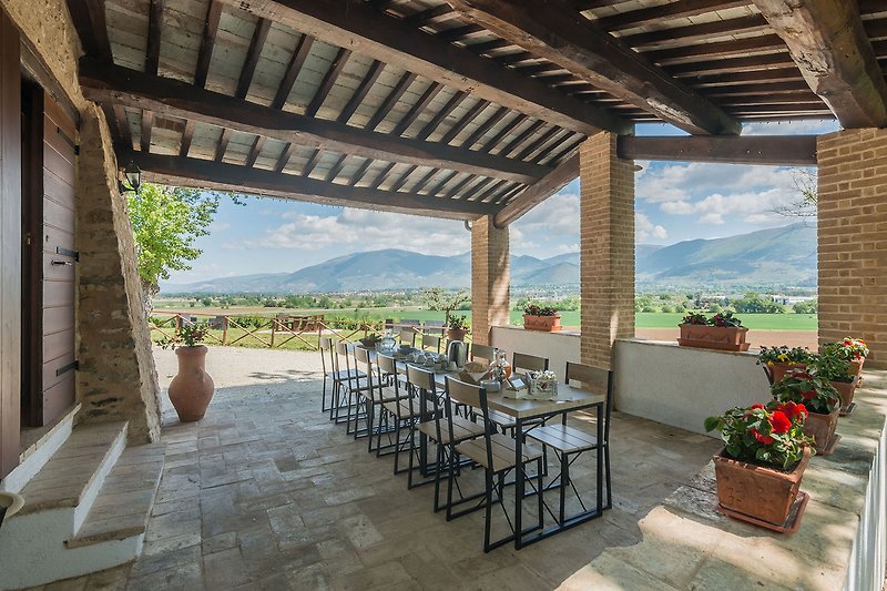 Casale Andrea – Veranda mit Tisch und Stühlen zum gemeinsamen Essen