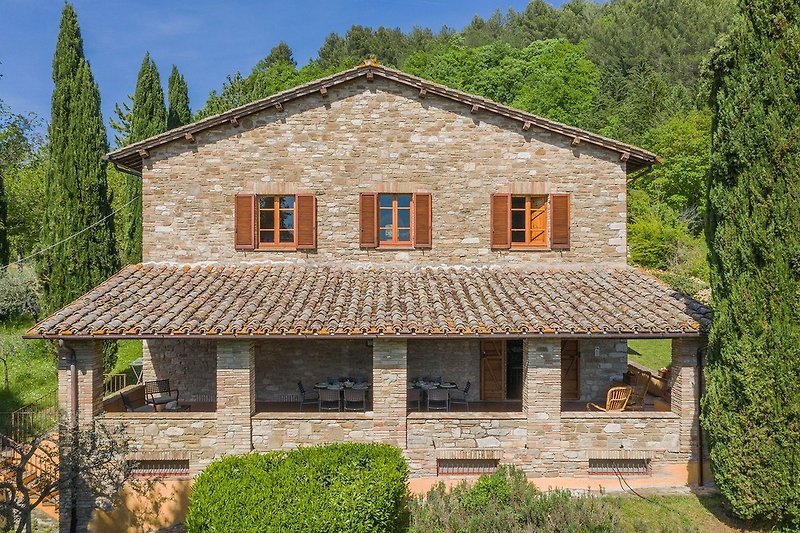 Casale San Francesco - zweistockige Privatvilla aus Stein mit ausgestattetem Vorbau