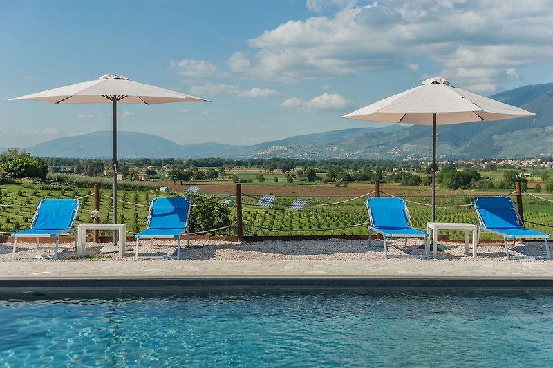 Casale Andrea - Pool equipped with umbrellas and deck chairs
