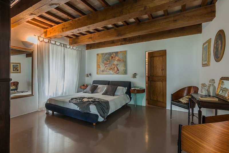 Villa Sabrina - Doppelzimmer mit Decke aus Holzbalken und privatem Badezimmer
