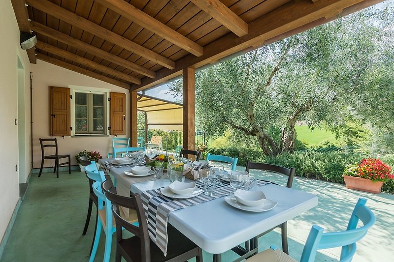 Villa Rosa - Tavolo esterno per mangiare all'aperto