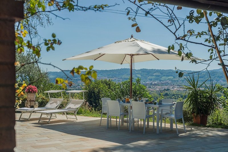 Villa Panorama- Outdoor table with panoramic view