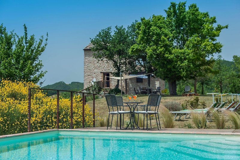 Villa la Torre - Schwimmbad mit Tisch und Stühlen