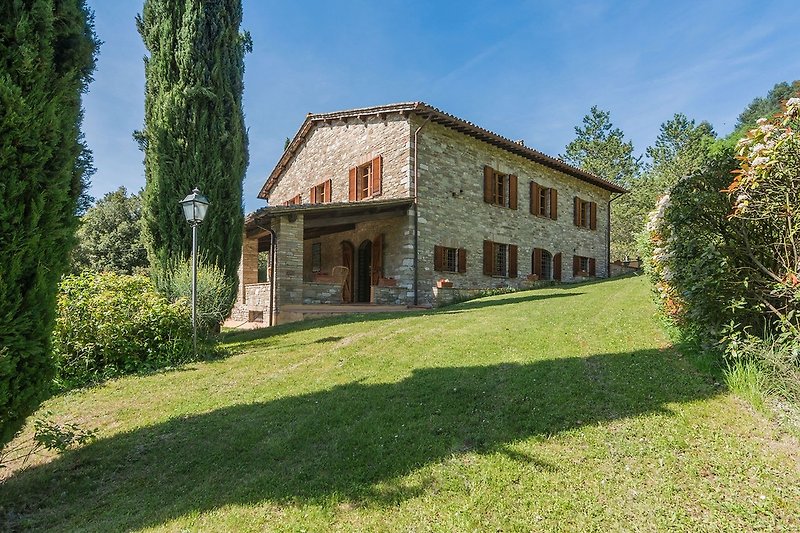 Casale San Francesco - in grüner Lage gelegene zweistockige Villa aus Stein mit Vorbau
