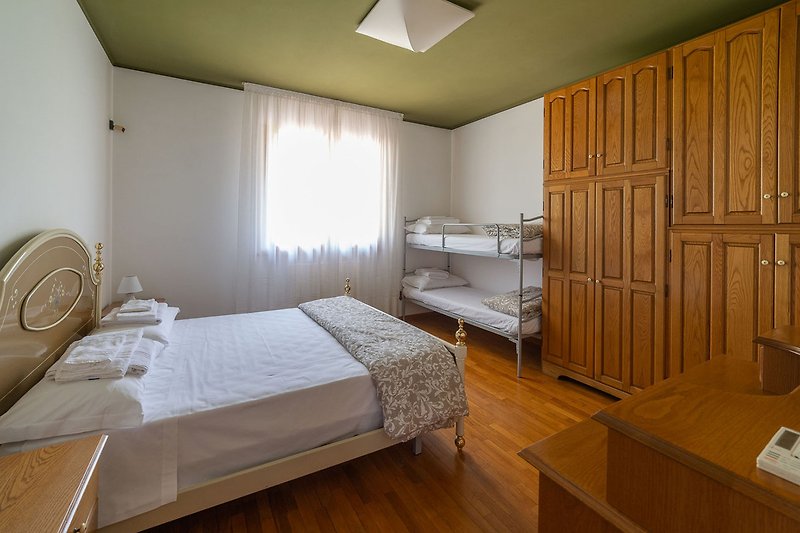 Villa Micol - Schlafzimmer mit Doppelbett + Etagenbett