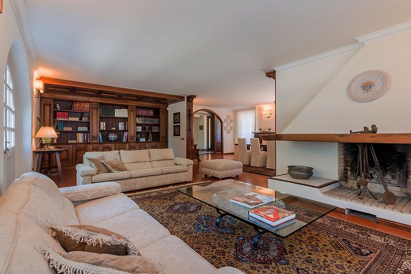 Villa Nina – Wohnzimmer mit bequemen Sofas und TV