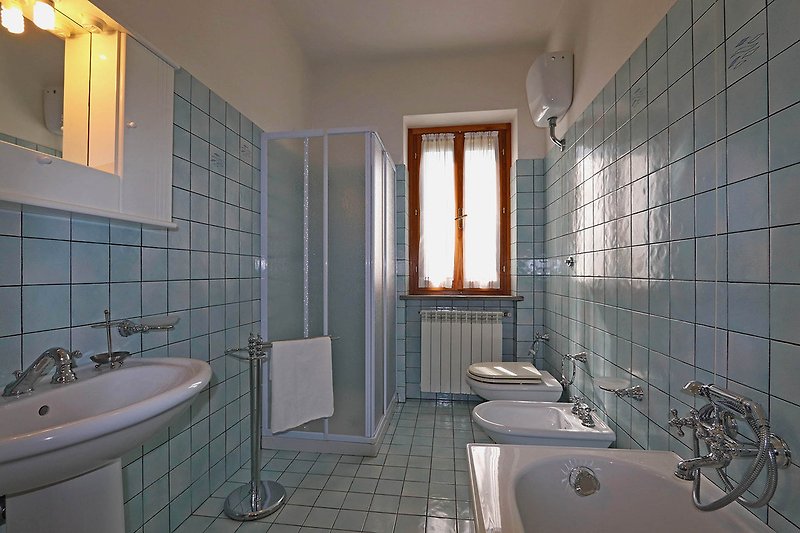 Casale Lucy - Bathroom with bathtub and shower