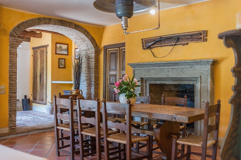 Villa Cavalli - dining room with fireplace