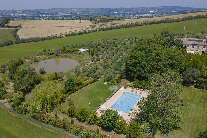 Villa il Fiore e la Farfalla – Villa mit Pool, privatem und eingezäuntem Teich und Fußballplatz mit Naturrasen