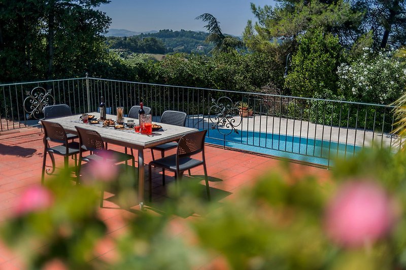 Villa Nina – Tisch im Freien mit Blick auf den Pool