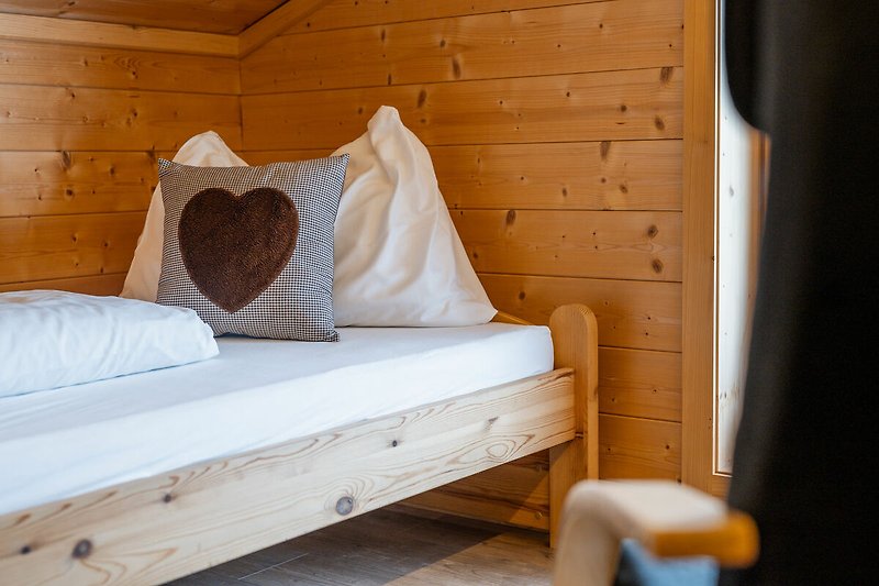 Gemütliches Schlafzimmer mit Holzmöbeln und gemütlicher Beleuchtung.