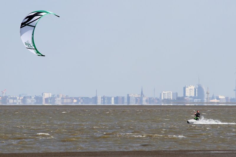 Kitesurfen in der BEEKITE Schule mit Blick auf Bremerhaven.