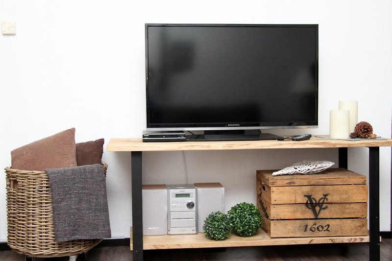 40 Zoll TV-Gerät im Wohnzimmer