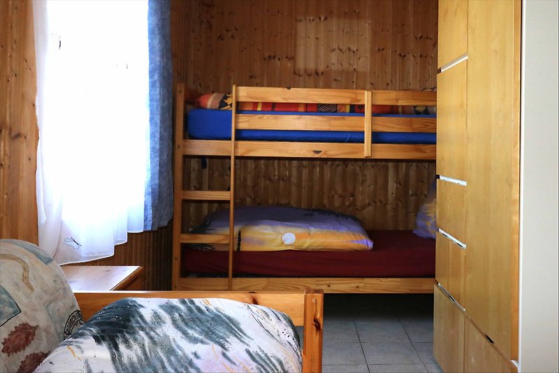 Schlafen, Doppelstock- und Einzelbett - Bild 1