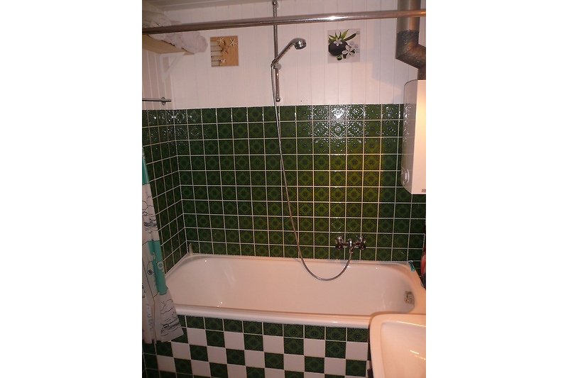 Badezimmer mit lila Badewanne und modernem Design