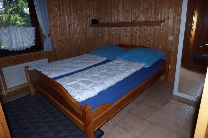 Schlafzimmer mit Ehebett