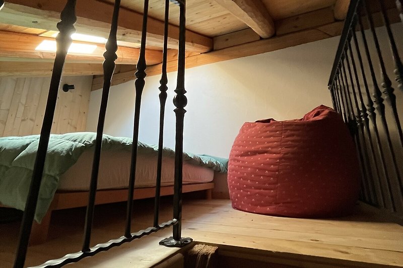 Doppelbett auch als Einzelbetten nutzbar unter der Dachschräge mit Sternenhimmelblick