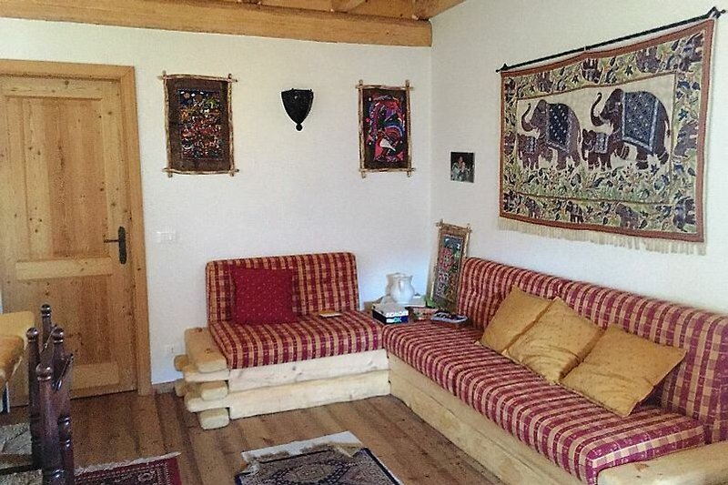 Gemütliches Wohnzimmer mit Holzmöbeln und stilvoller Kunst.