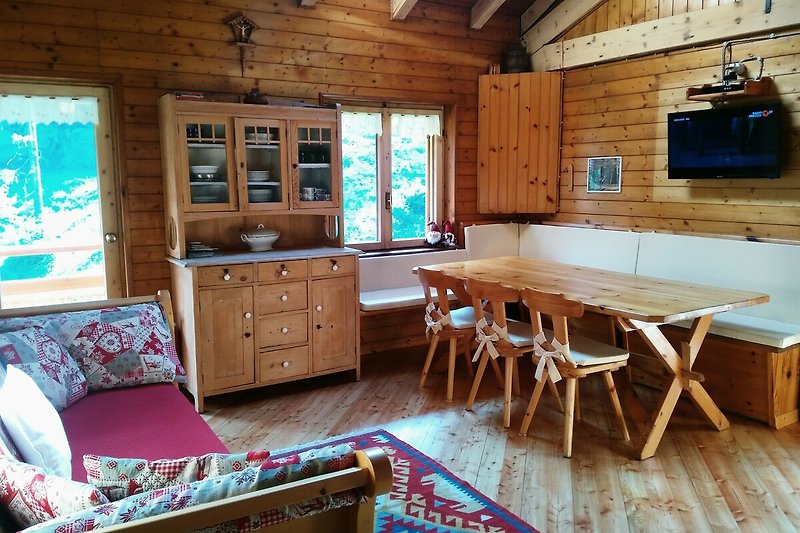 Gemütliches Hüttenwohnzimmer mit ortsüblichen Holzmöbeln