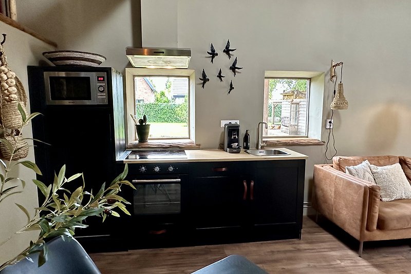 Gemütliche Einrichtung mit Holzmöbeln und Pflanzen. Entspannen Sie sich im Wohnzimmer oder kochen Sie in der modernen Küche.