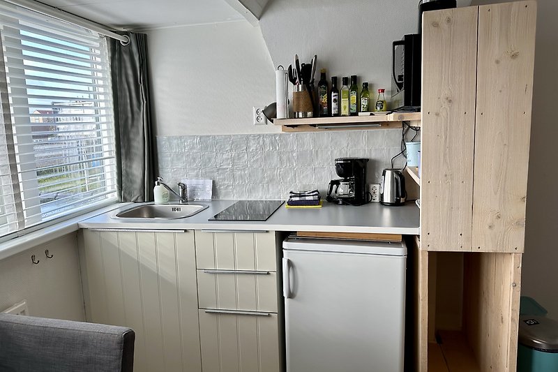 Kleine Küche mit Kühlschrank und 2 Plattenherd