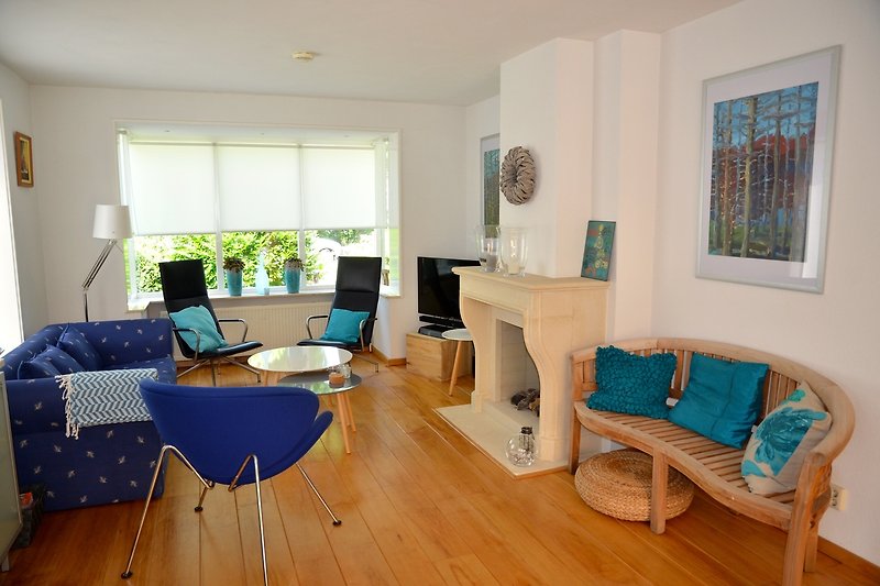 Stilvolles Wohnzimmer mit bequemer Couch, Holzmöbeln und Pflanzen.