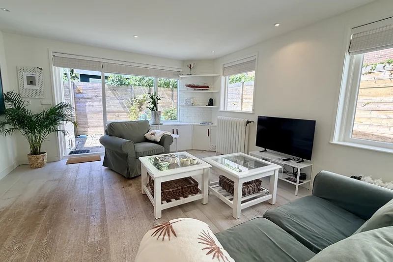 Wohnbereich mit Holzdetails und einladender Couch