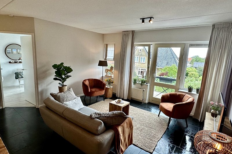 Gemütliches Wohnzimmer mit bequemen Möbeln und stilvollem Interieur. Entspannen Sie sich und genießen Sie den Komfort.
