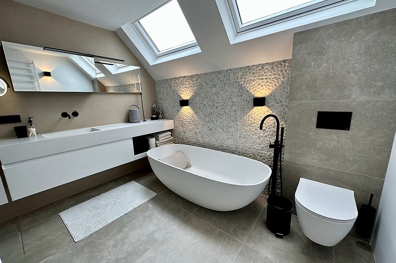 Gemütliches Badezimmer mit stilvoller Einrichtung und modernen Armaturen.