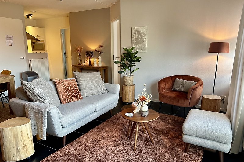Stilvolles Wohnzimmer mit bequemer Couch und stilvoller Beleuchtung. Entspannen Sie sich und genießen Sie das Design!