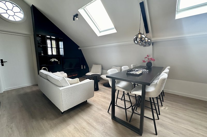 Stilvolles Wohnzimmer mit bequemen Möbeln und elegantem Design.