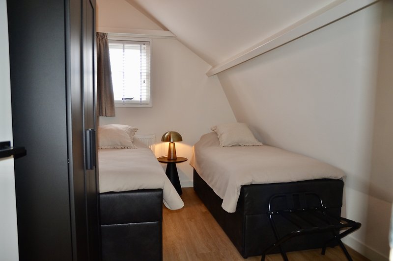 Stilvolles Schlafzimmer mit elegantem Holzbett und Fenster.