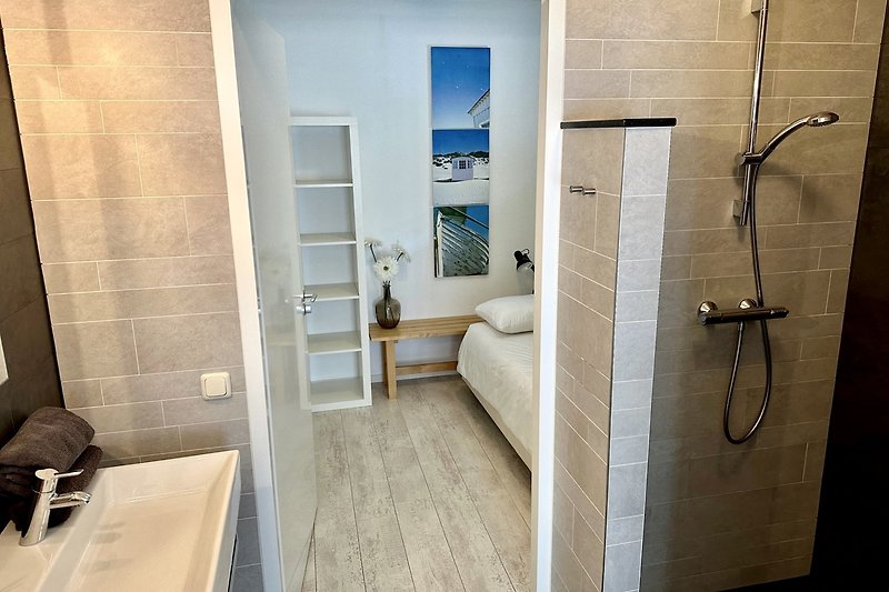 Einzelbettzimmer mit Zugang vom Wohnbereich und Badezimmer