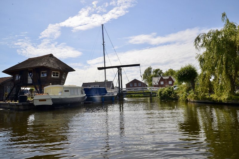 Ferienhaus mit Seeblick, Booten und malerischer Landschaft. Perfekt für einen erholsamen Urlaub am Wasser.